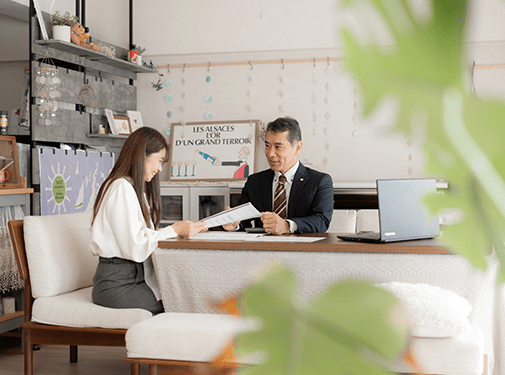 書類持って話す代表と女性