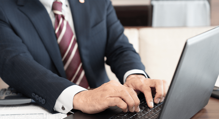 タイピングしている手