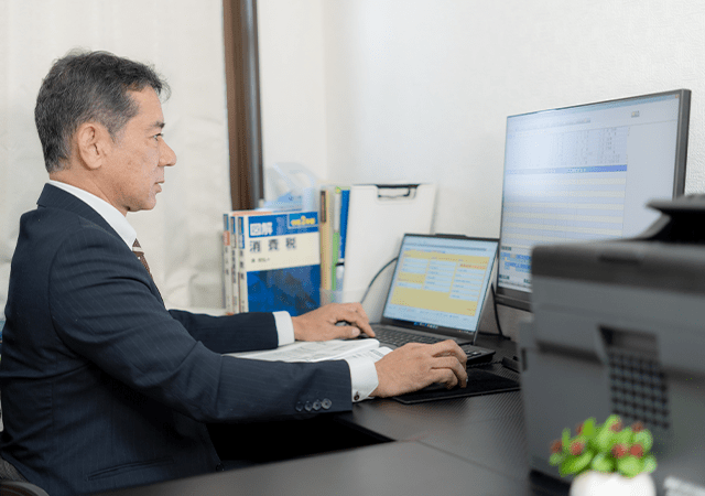 パソコンを使っている代表